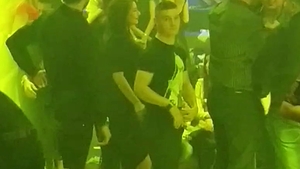 Au jucat impreuna de mici, iar acum danseaza printre “Mitici”! Doi fosti fotbalisti de la Poli si Dinamo s-au revazut in club!