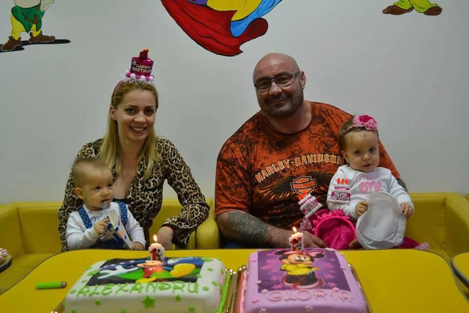 Sandu Lungu şi soţia sa, împreună cu gemenii cuplului