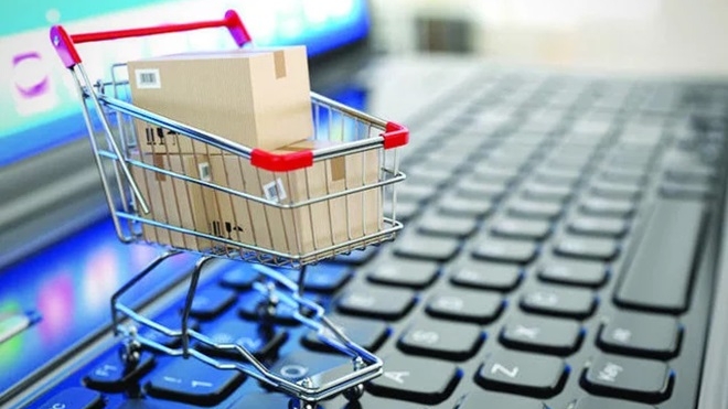 Țeapă de zile mari pentru o femeie din Iași. Și-a comandat haine online și a rămas șocată când a deschis coletul