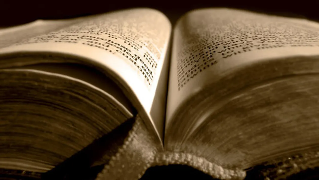 Socant! Este ateu si a rescris Biblia