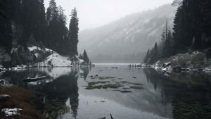Lacul misterios din Bucegi a cărui apariţie, prevestită de vânt şi grindină, este însoţită de moartea unui om
