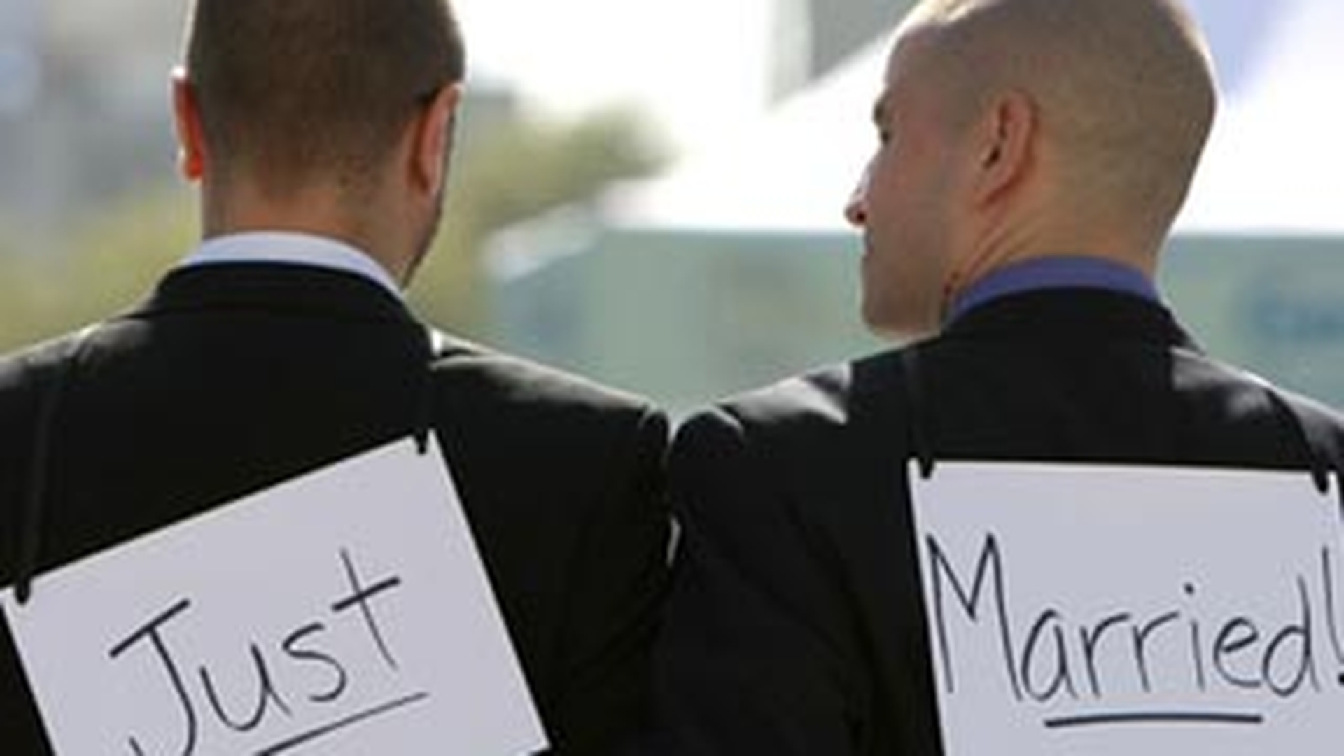 Biserica a acceptat sa binecuvanteze casatoriile intre persoane de acelasi sex! Cuplurile gay isi pot uni destinele si in fata lui Dumnezeu!