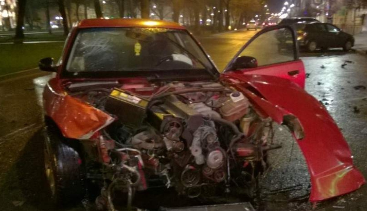 Imagini dramatice în Arad, după un accident! Doi bolizi s-au făcut zob, iar unul a smuls din rădăcini un copac