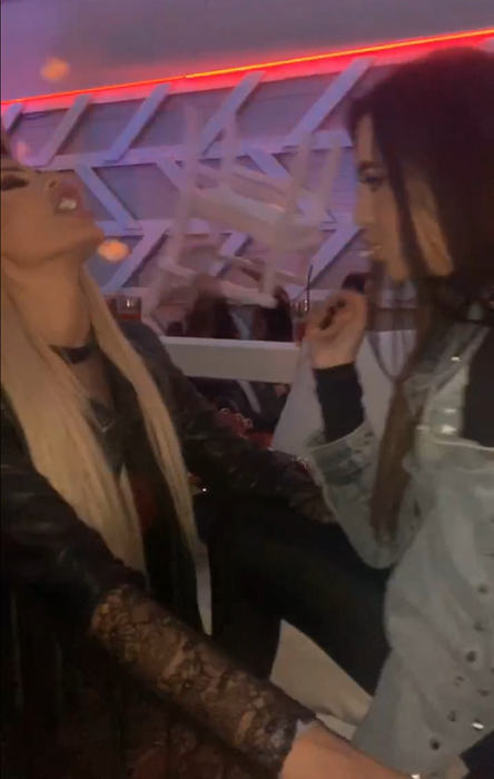 Monica Hill, sărut pasional cu o blondină la Loft