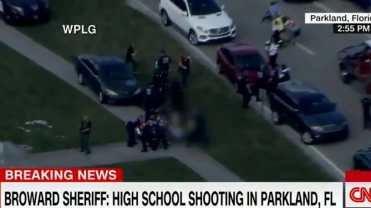 Clipe de groază la un liceu din Florida! Atac armat, 50 de victime! 
