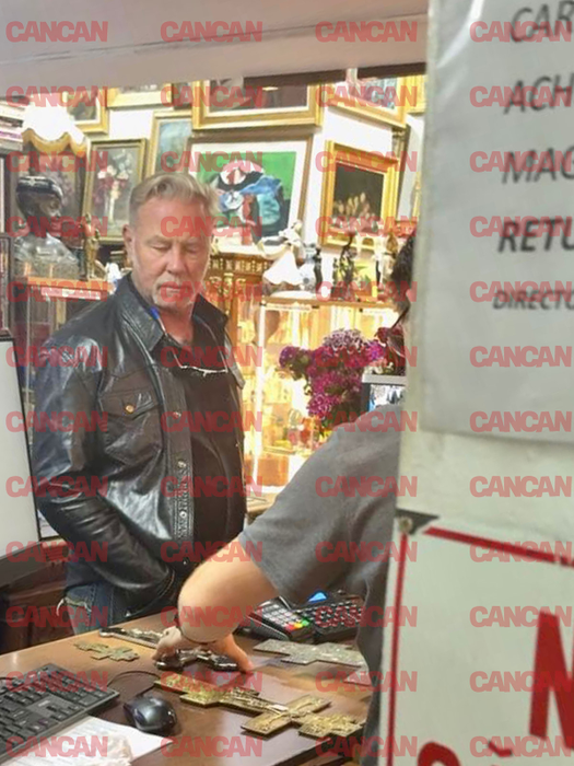 James Hetfield și proaspăta logodnică au atras toate privirile în centrul Capitalei. Solistul trupei Metallica, „lună de miere” în România