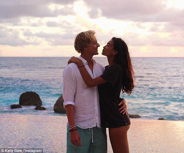 Un celebru model Victoria’s Secret, prins în timp ce făcea amor în avion: “Măcar…“