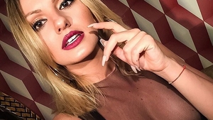 Imagini cu ALEXANDRA STAN, interzise cardiacilor! S-a pozat AŞA în toiul nopţii şi a „scăpat“ fotografiile pe Internet