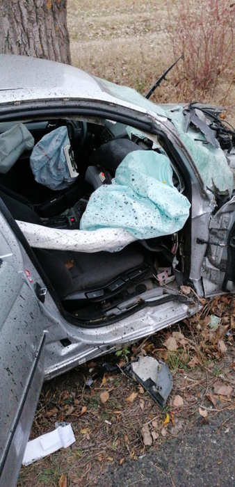 Impact devastator în județul Prahova. Un autoturism s-a făcut praf în localitatea Brazi. Trei oameni au fost grav răniți