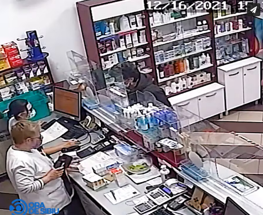 Polițiștii sunt pe urmele ei. O femeie a furat o borsetă cu 12.000 de euro dintr-o farmacie