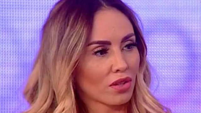 Flore rupe tăcerea, după ce a fost filmată goală și în stare de ebrietate: ”Eu așa stau în casă! Îl dau în judecată pe polițist” Ce zice de vecina reclamantă
