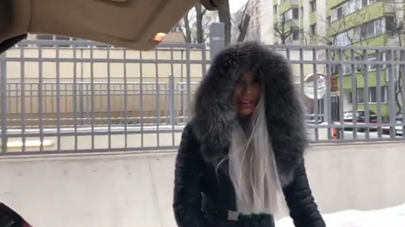 FOTO / Bianca Drăgușanu a oprit mașina și a început să țipe în plină stradă: "Taci, nu mai spune nimic, sper că Victor doarme". Ce a pățit vedeta
