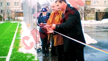 Mister K.O. a inaugurat un teren de fotbal