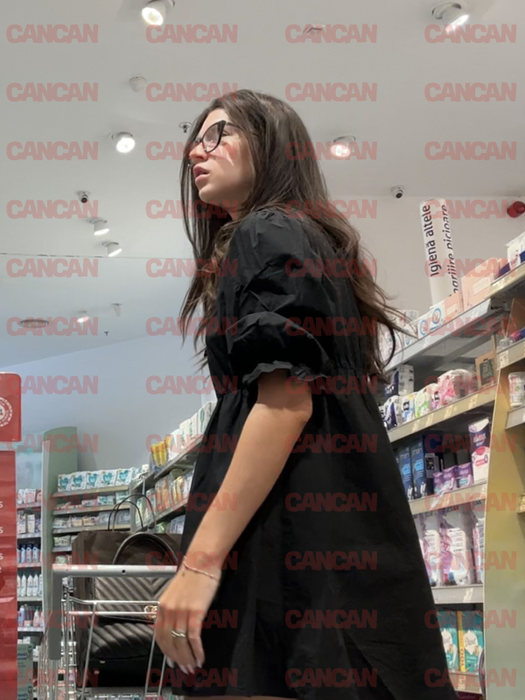 Cleopatra l-a lăsat pe Edward acasă și a cutreierat Mall Băneasa la pas (Foto: CANCAN.RO)