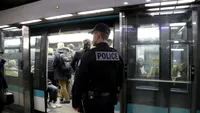 VIDEO / Imagini terifiante! Încă un atac criminal! A împins o femeie în faţa metroului care venea, a căzut între şine şi... 