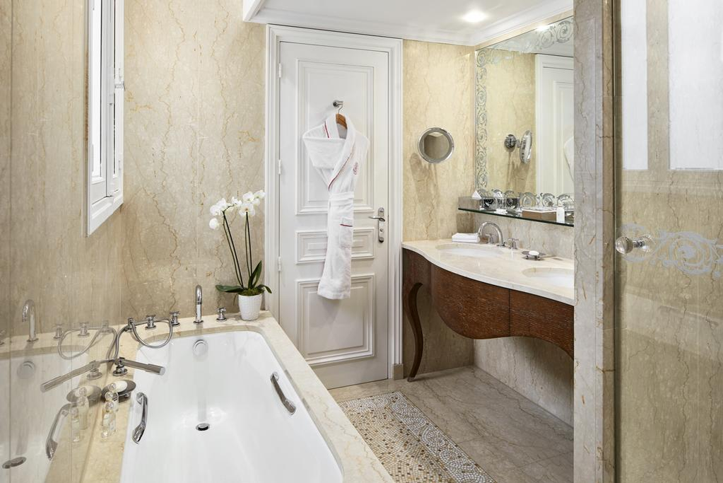 Așa arată o cameră în hotelul în care s-a cazat Simona Halep în Paris 

Foto: booking.com
