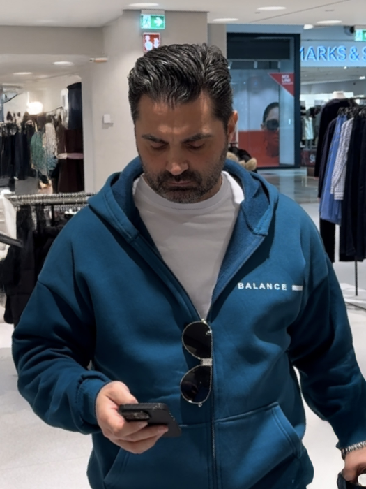Pepe se uită pe telefon
