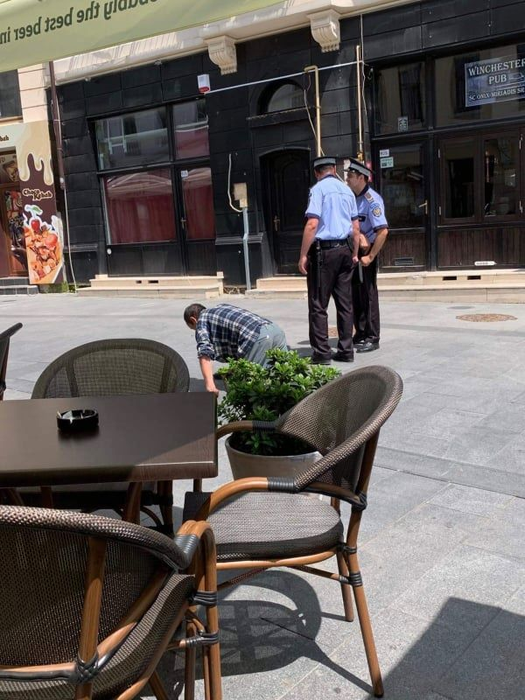 Polițiștii locali nu îl bagă în seamă pe bărbatul care se târăște pe lângă ei