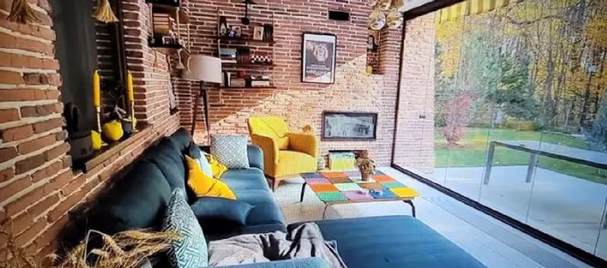 Cum arată casa ca un castel a Mirelei Vaida? Stă lângă pădure şi are o privelişte de vis. FOTO