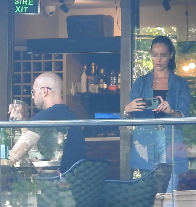Andrew Cobra Tate, fratele celebrului Tristat Tate, a făcut o ședință foto chiar pe terasa unui restaurant din București