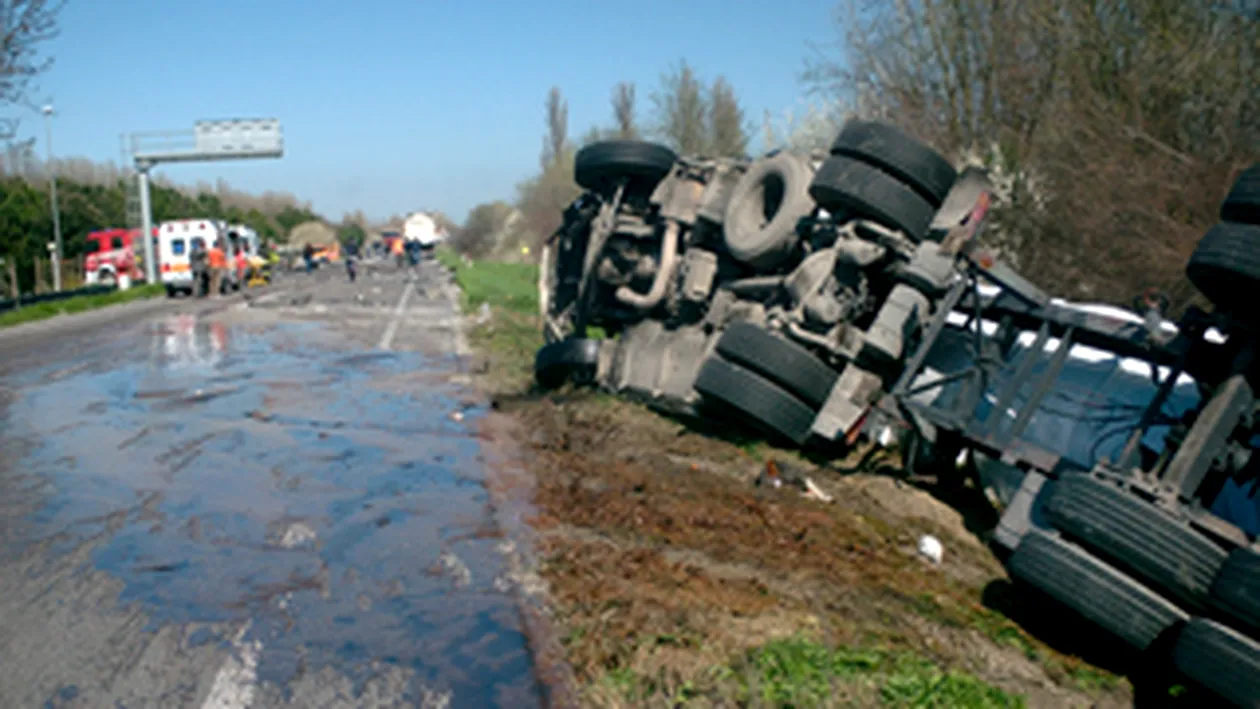 Un microbuz scolar la ciconit cu un tir in Caras-Severin! Mai multe cadre didactice ranite