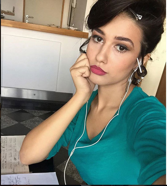 ”Noua Mădălina Ghenea” a plecat de pe platou la…. Unde se relaxează actriţa româncă din serialul ”Tânărul Papă”