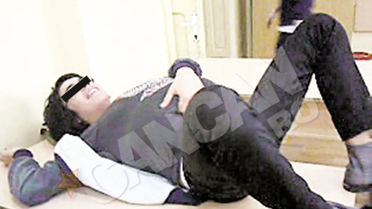 Luminita Anghel, ironizata de fiul ei in sala de clasa. A mimat nasterea in direct pe o banca