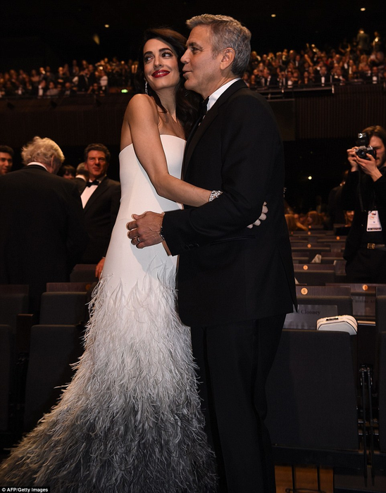 Soţia lui George Clooney, în premieră cu burtica de gravidă la vedere