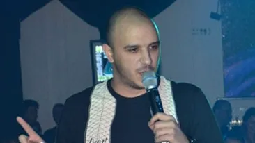 Ghici ce fantezii are artistul? Intra aici sa-l vezi pe Guess Who cu capul intre picioare!