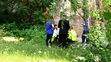 Un român în vârstă de 19 ani, găsit mort la poalele unui perete de stâncă: accident sau sinucidere?