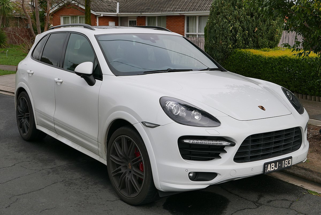 Maşina Porsche Cayenne pe care a primit-o Laura Teodoru de la iubitul milionar valorează 100.000 de euro