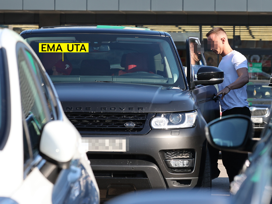 Șoferul urcă în mașină, alături de Ema Uta (Foto: CANCAN.RO)