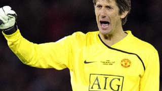 Edwin van der Sar a renuntat la cariera de jucator profesionist! 53.000 de oameni au venit la meciul de retragere!