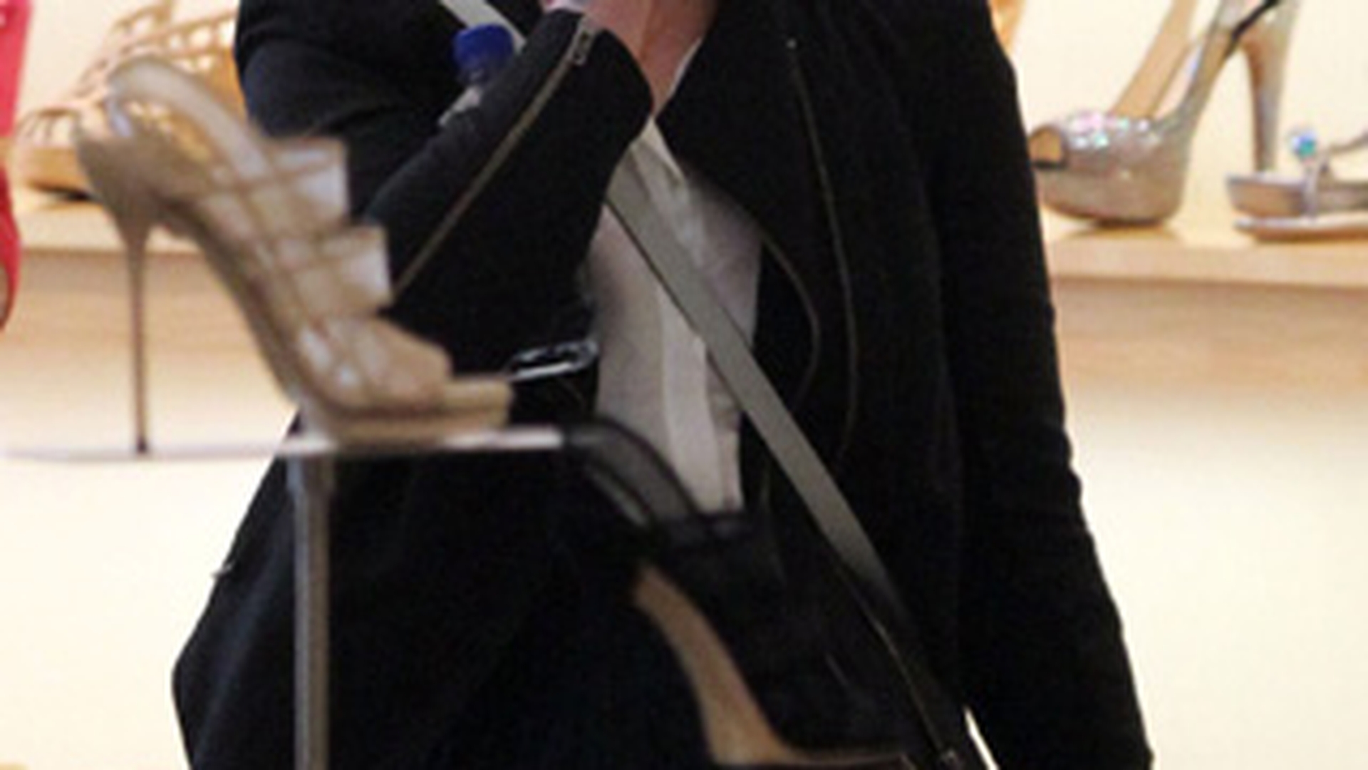 Kelly Osbourne e innebunita dupa shopping! Ia uite-o cum isi alege pantofii!