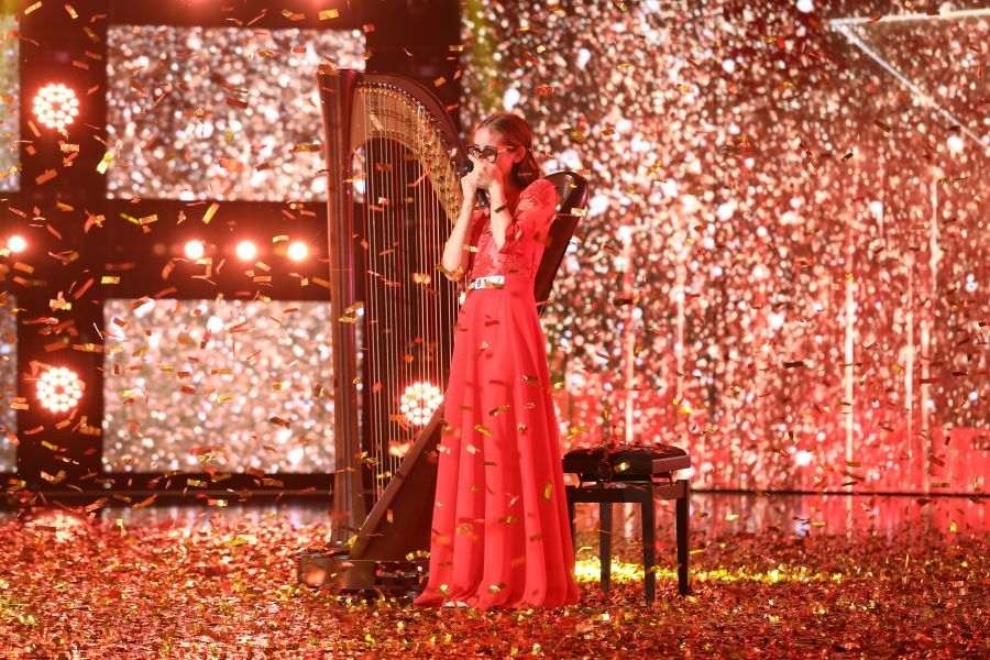 Daria Batschi i-a impresionat pe jurați și a primit al cincilea Golden Buzz. Cine este ”fata cu harpa”