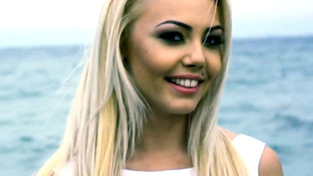 De nerecunoscut! Vezi cum arata manelista Denisa cand a debutat in showbiz! Avea numai 14 ani