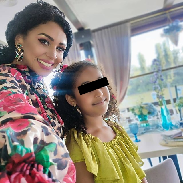 Majda Aboulumosha și fetița ei