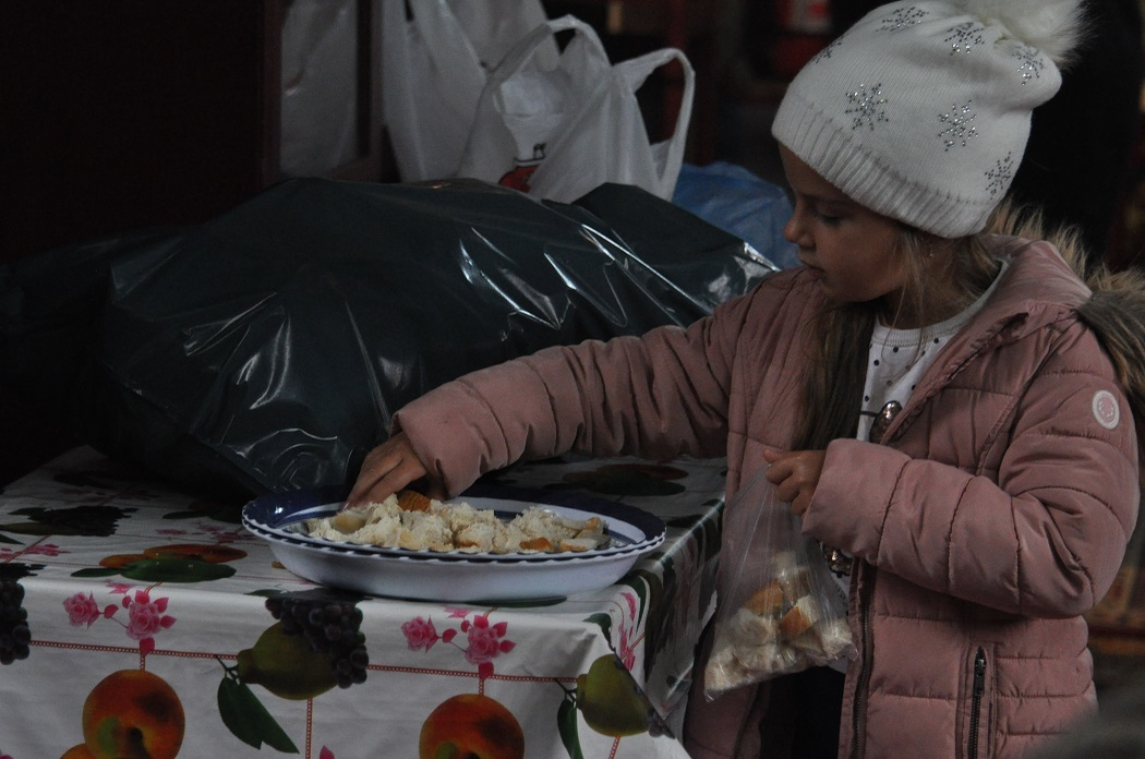 Sfinţită şi tăiată în cubuleţe, pâinea se transformă în anafură