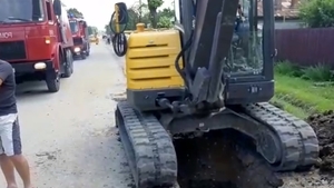 VIDEO. Muncitor prins sub un mal de pământ, în Dâmbovița. Intervenția rapidă a pompierilor i-a salvat viața