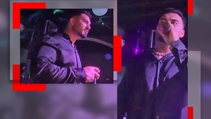 Imagini uluitoare cu Jador! Manelistul a urlat de pe scenă la un fan, pe care l-a făcut handicapat!