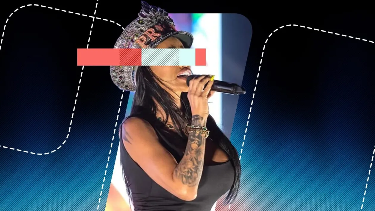 Cum a apărut pe scenă o cântăreață celebră, obsedată de operații estetice. O combinație de Barbie, păpușă gonflabilă și regină pop!