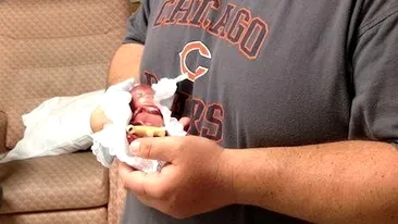 FOTO Cel mai mic nou-născut din lume a respirat doar câteva secunde! Tatăl lui îl ţinea într-o palmă