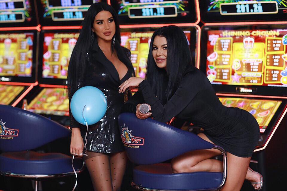 Daniela Crudu, dependentă de operații estetice de 10 ani! Cum arăta la debutul în showbiz, când era blondă şi fără silicoane