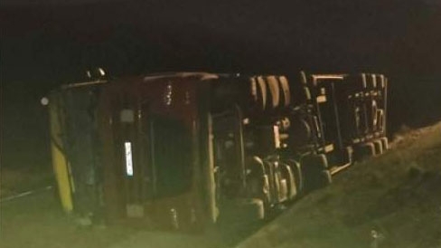 Un şofer de TIR beat a răsturnat camionul plin cu diluanţi, la Cluj. O tonă de substanţă inflamabilă, pe şosea