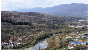 Chiria te costă doar 30 de bani pe zi în orașul din România care ascunde o poveste tristă. De ce locuitorii preferă să plece