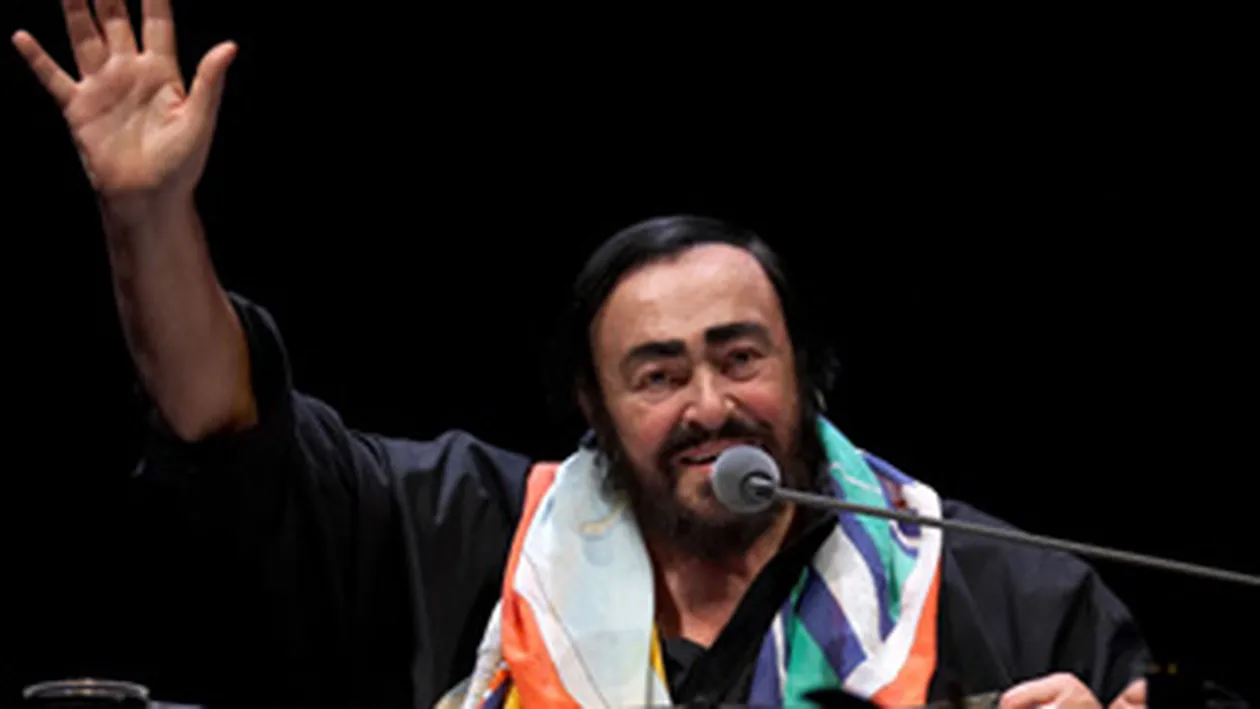 Lumea s-a ingramadit sa vada casa lui Pavarotti