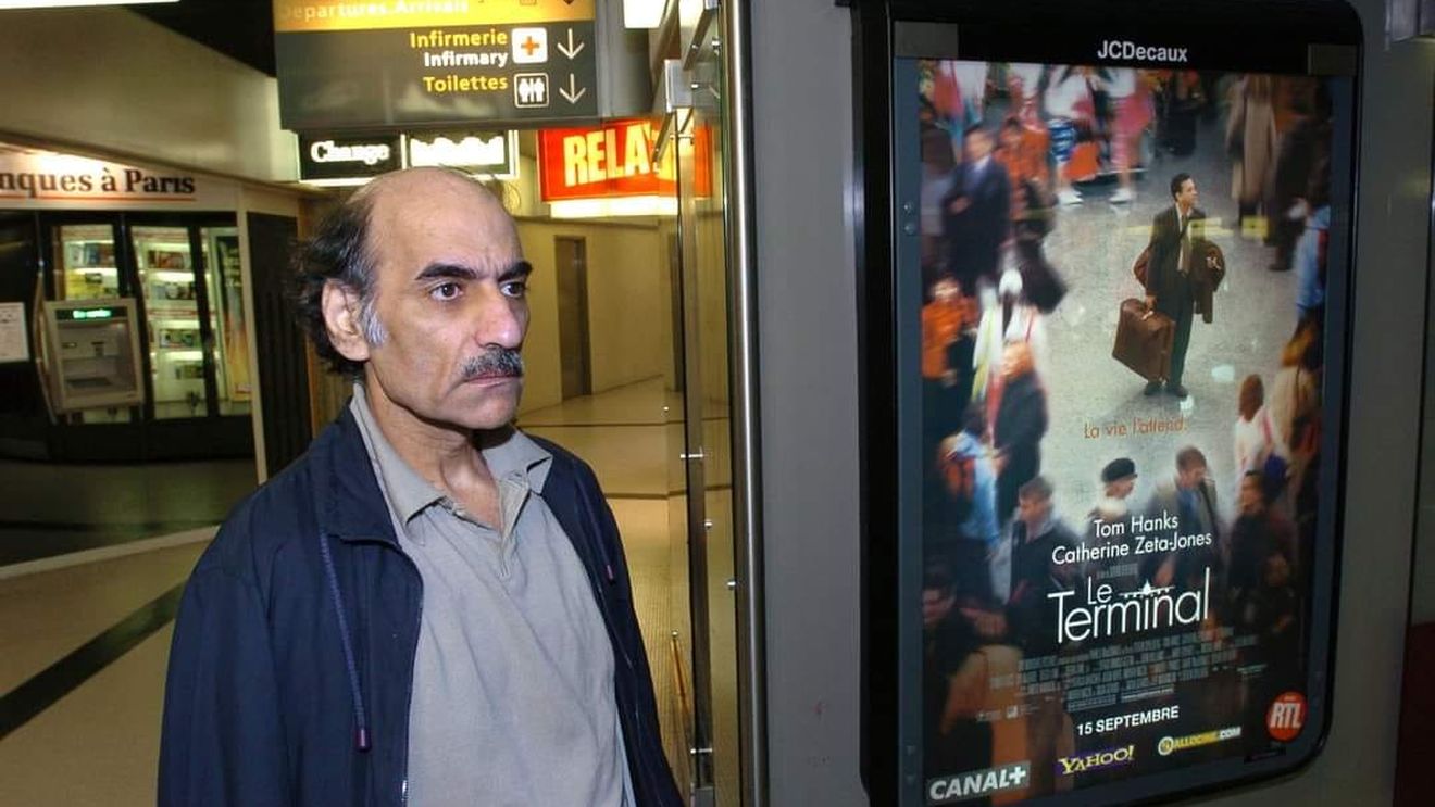 Bărbatul care a trăit 18 ani într-un aeroport din Paris a murit. Povestea lui de viață a inspirat filmul ”Terminalul”
