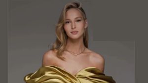 Ce a primit o femeie, după ce a comandat rochia de seară din imagine, de pe internet