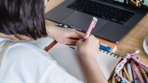 Cum a apărut o tânără din Iaşi în prima zi de liceu? Părinţii s-au uitat lung la ea