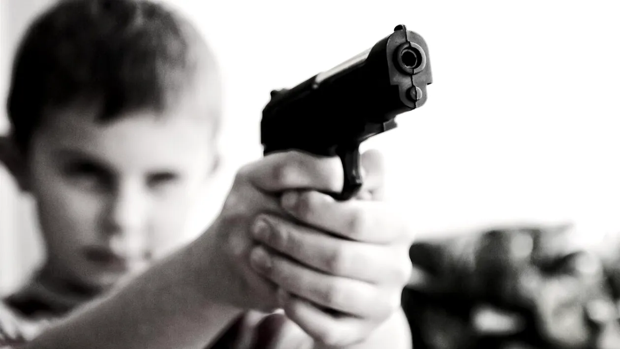 Motivul cutremurător pentru care un băiețel de 10 ani și-a împușcat mama. Inițial, a spus că a fost un accident